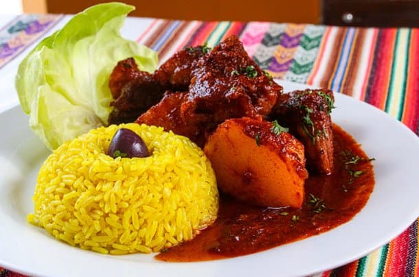 Chicharrón colorado huancaíno con mote y papa amarilla